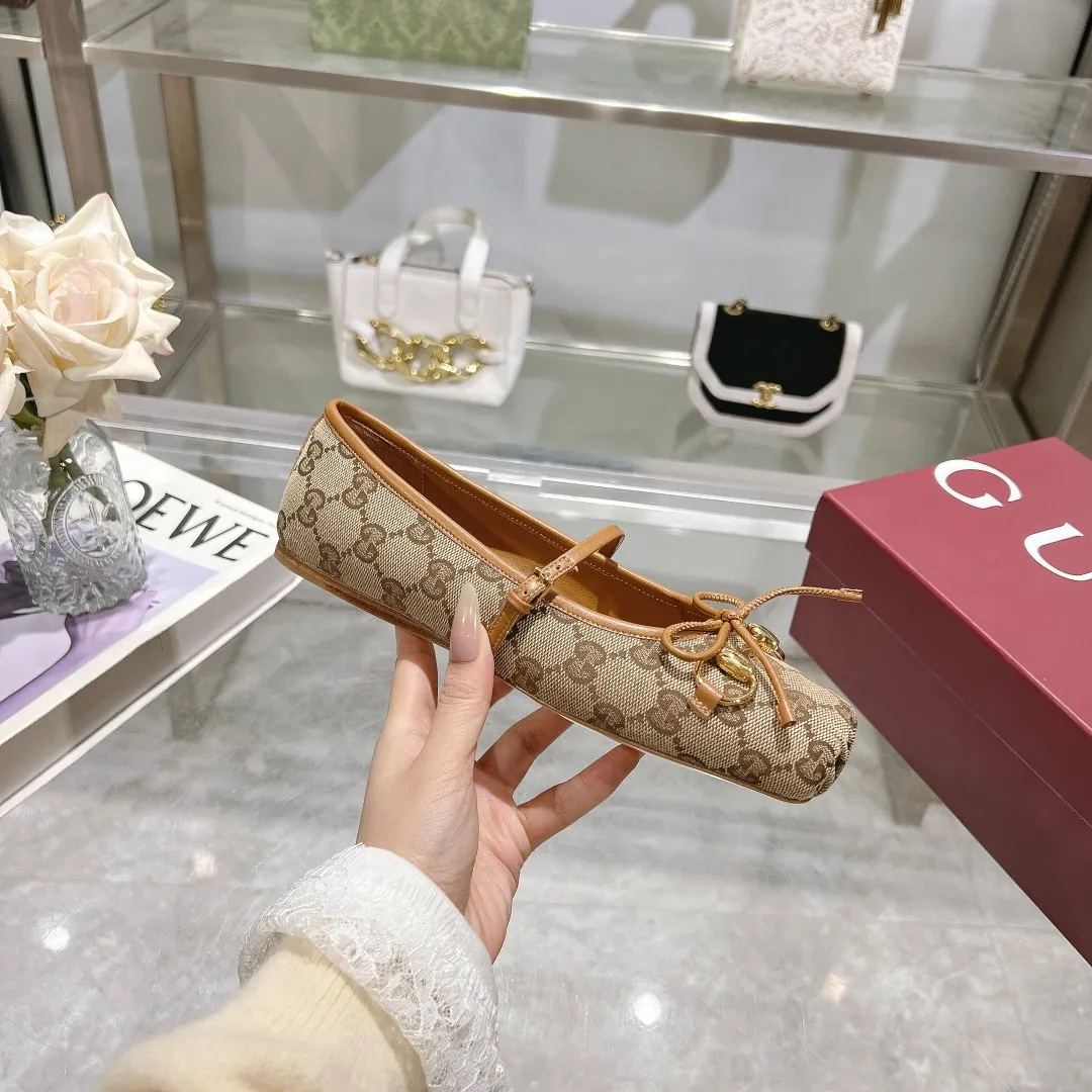 👟👟Ex-factory price 560👟👟 Gucci Horsebit series women's ballet flats. This iconic horsebit ballet flats features a square toe design and elegant bow details, paying tribute to the traditional ballet shoe style. This piece is crafted from Gucci ankh leather and embellished with a light gold-tone horsebit buckle. A 'sacchetto' construction with a soft, padded insole provides a great fit. ✅Size: 35-42 (customized for 40-42) ✅Sole material: Imported Italian genuine leather sole ✅Packaging: Brand new red box packaging